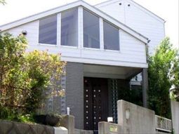 白灰色建物の外観