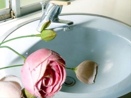 バラの花がある洗面台