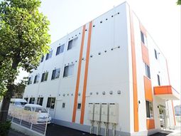 白とオレンジの建物外観