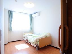 明るい居室の風景