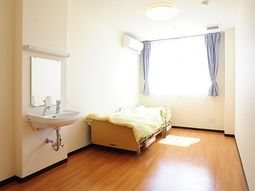 明るい個室の居室