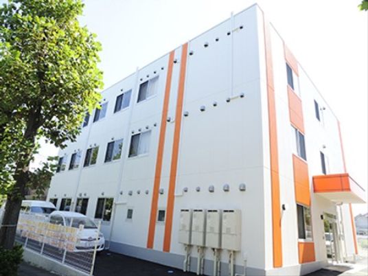 明るい外観の建物