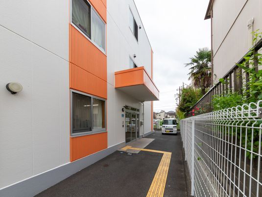 建物外観と通路  