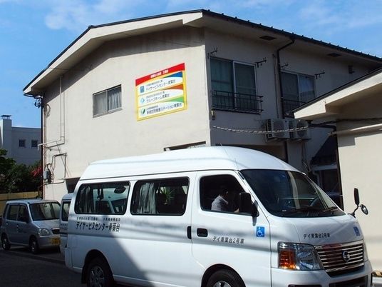 送迎車が停まる外観  