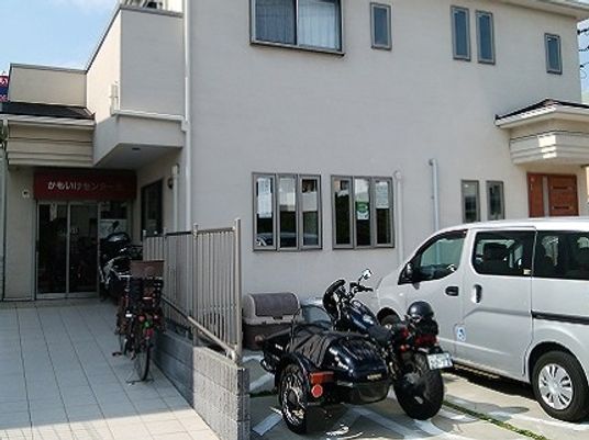 外観と駐車場  
