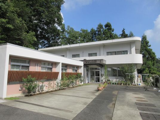 緑に囲まれた外観  