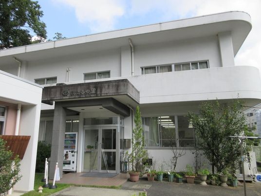 白い建物の外観  
