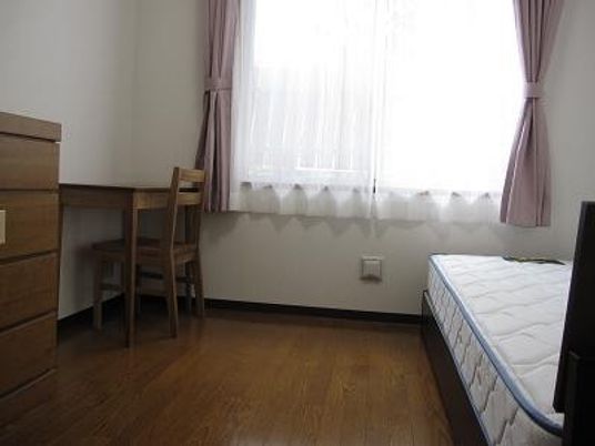 明るい個室の洋室  