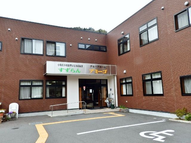 ゆとりあるエントランス エントランス 広々とした正面玄関は、明るく開放的な雰囲気です。どなたでも安心してお越しいただける設計になっています。