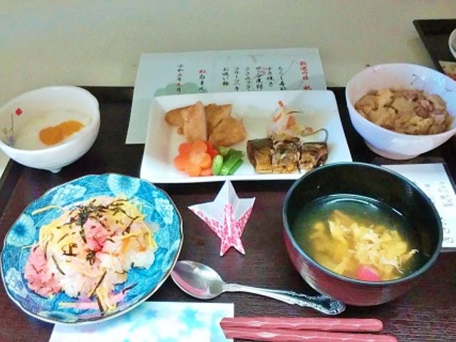 彩り豊かな食事提供 食堂 カラフルな食事が並べられ、栄養バランスに配慮されていそうです。健康的な毎日をサポートする献立になっています。
