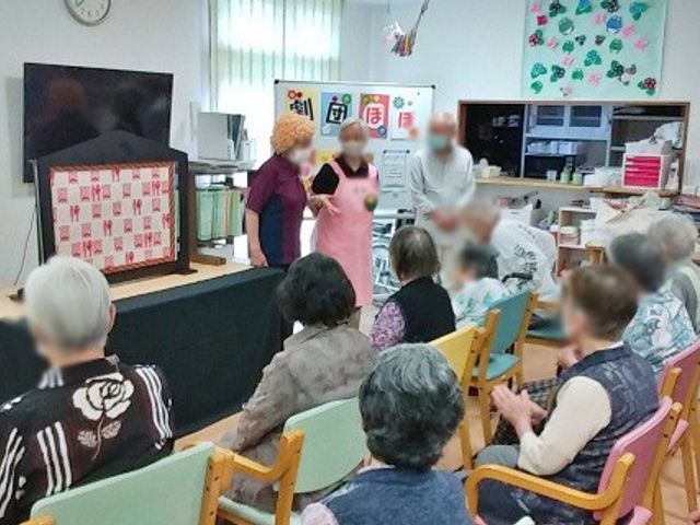 多目的室での交流 多目的室 アットホームな雰囲気の中で利用者同士の交流が楽しめます。コミュニケーションの場として最適です。