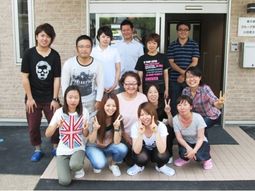 スタッフの集合写真