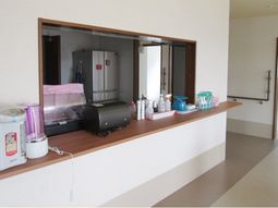 廊下に設置された配膳窓