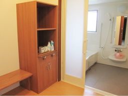 清潔な洗面台と浴室