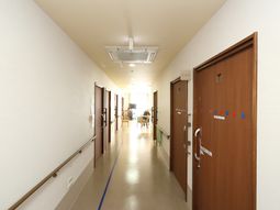 明るい廊下と手すり