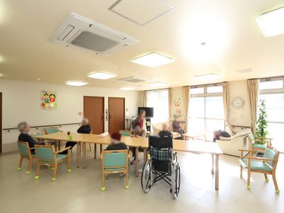 明るい広い居室の様子