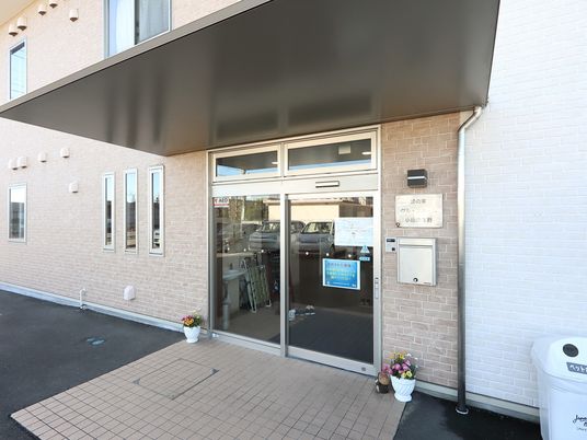 明るく清潔な建物のエントランス