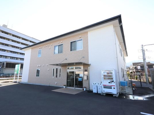 明るい施設のエントランス