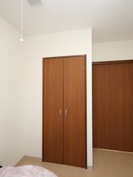 シンプルなベッドとクローゼット