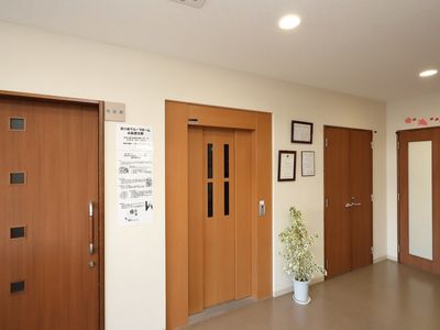 廊下のドアと掲示物