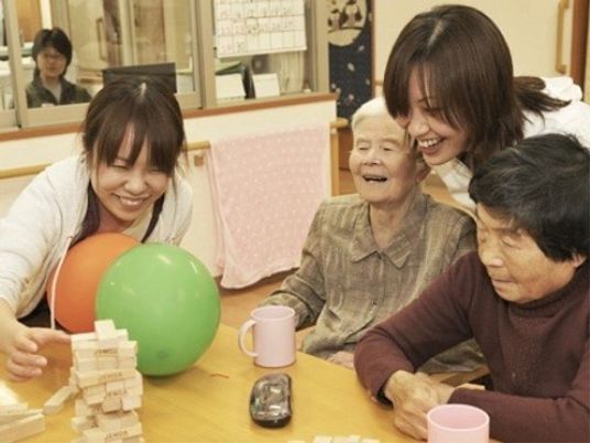 笑顔で遊ぶ高齢者たち