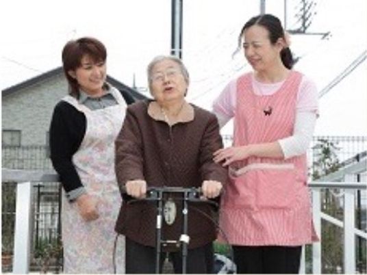 笑顔のスタッフと利用者