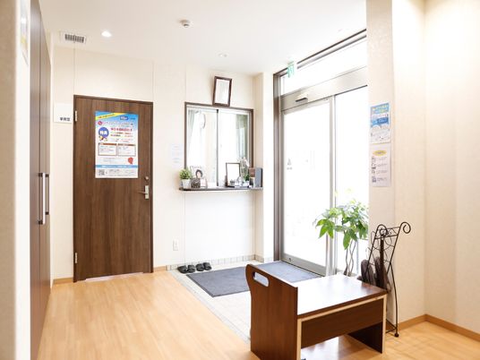 入口と情報掲示コーナー