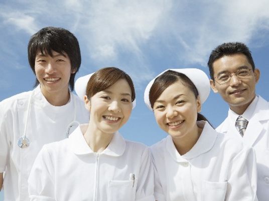 笑顔のスタッフ４人集合