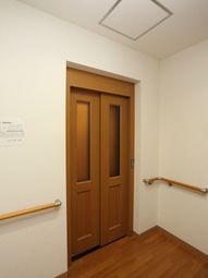 清潔な廊下と木製扉