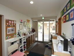 エントランスの明るい風景