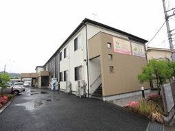明るい外観の施設建物