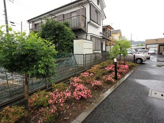 雨の日の施設外観