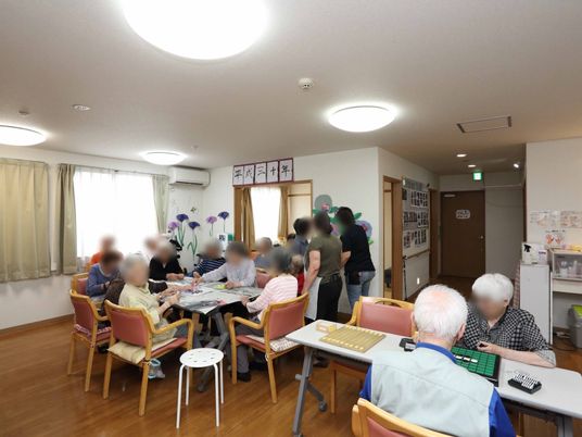 共有スペースで活動する人々