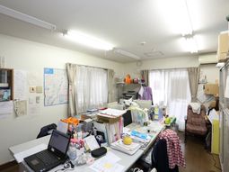 忙しいスタッフルーム