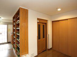 廊下の木製扉と靴箱