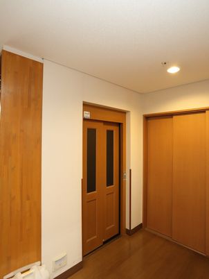 木目調の扉と廊下