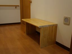 廊下に置かれた木製ベンチ
