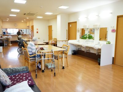 広々とした明るい食堂