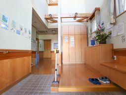 廊下の明るい風景