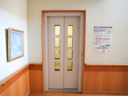 廊下の壁と扉の詳細