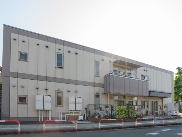外観の建物 外観   落ち着いた色合いの建物で、窓やベランダが整然と並んでいます。日差しが差し込み、明るい雰囲気です。