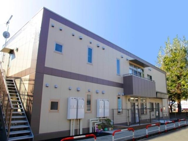清潔感のある建物外観 外観 日差しが降り注ぐ、落ち着いた色合いの建物です。手入れが行き届き、明るく開放的な印象を受ける外観から、心地よい日々が期待できそうです。