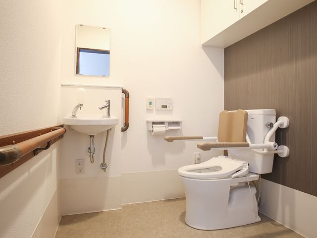 バリアフリーのトイレ 安心してトイレも可能 手すり付きで安全なトイレです。利用者の自立を支援する配慮がされています。