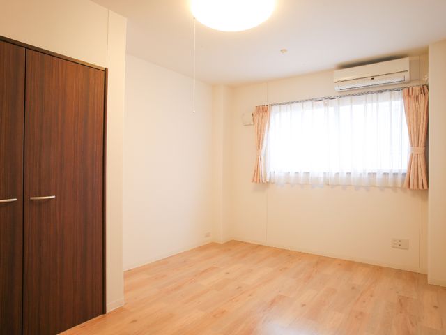 居室の空間 一人が十分に暮らせる個室 明るく清潔感のある居室です。必要な備品を備え、快適な就業環境を提供します。
