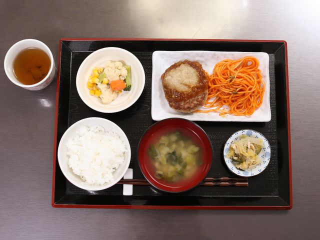 和風の食事セット 洋風な食事 栄養バランスを考えた和風メニューです。手作りの温かみが感じられる食事で、ご入居者様の健康を支えます。