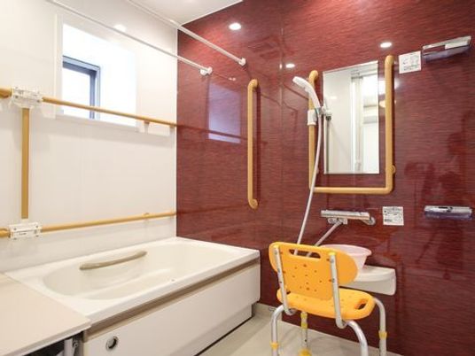 バスルームは身体の不自由な入居者にとっても手すりがついているなど、健常者と何ら変わりなく楽しむことができる。