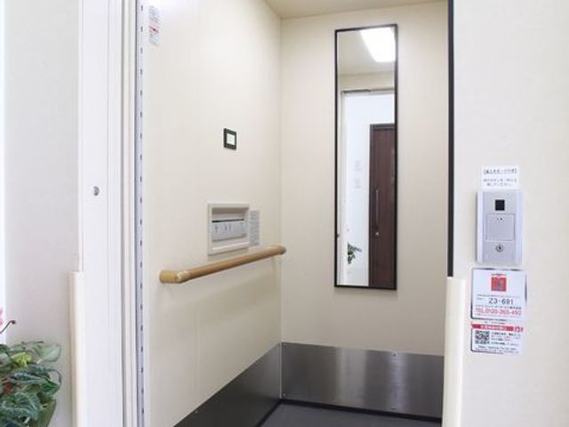 エレベーターの安全装置 エレベーター 手すり付きのエレベーターは安全かつ快適な移動を支えます。手すりのある移動空間で利用者様の日々の暮らしをサポートしています。