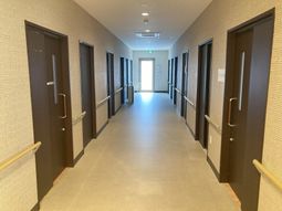 廊下の清潔感あふれる風景