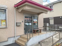 入口と植物の外観