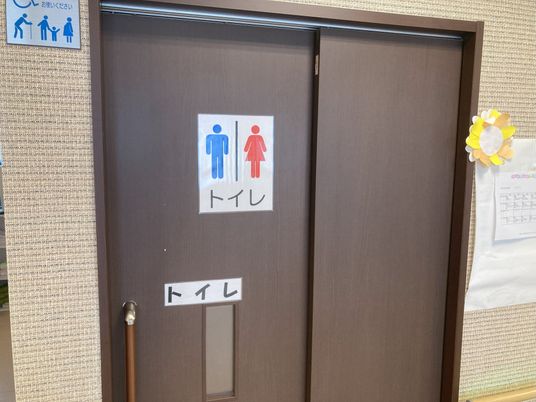 広々としたトイレの出入口